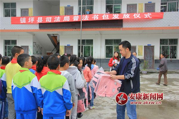 司法局贈(zèng)送法制書(shū)包.jpg
