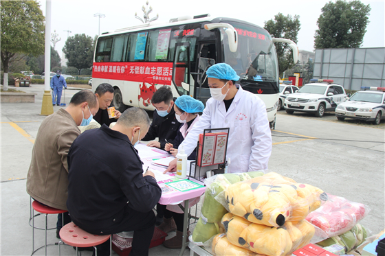 人民警察一心為民，捋袖捐血鐵血柔情——安康市公安局積極開展冬季獻(xiàn)血活動(dòng)