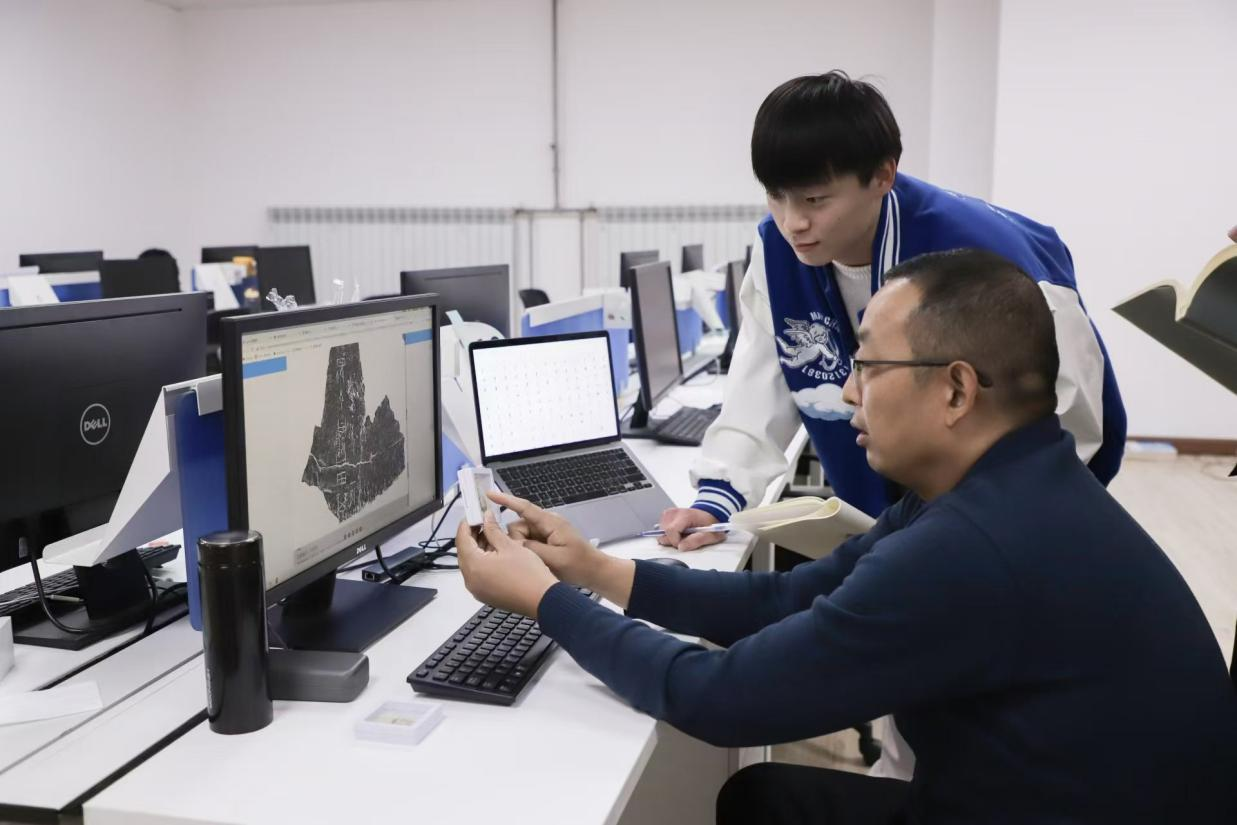 安陽師范學(xué)院甲骨文信息處理教育部重點(diǎn)實(shí)驗(yàn)室，劉永革正在給學(xué)生講甲骨文。受訪者供圖