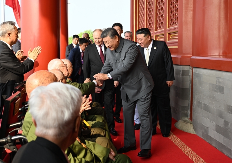 2025年9月3日，習(xí)近平總書(shū)記同抗戰(zhàn)老戰(zhàn)士老同志代表親切握手，向他們表示崇高敬意。