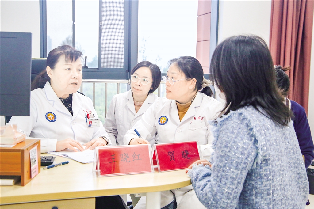空軍軍醫(yī)大學(xué)唐都醫(yī)院王曉紅教授帶領(lǐng)團(tuán)隊開展義診
