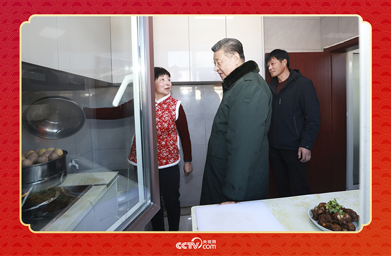 2025年春節(jié)前夕，習(xí)近平總書記在遼寧葫蘆島市綏中縣明水滿族鄉(xiāng)祝家溝村考察時，走進(jìn)村民朱西存家看望。