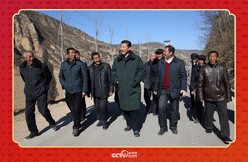 2015年春節(jié)前夕，習(xí)近平總書記回到陜西延安梁家河村看望鄉(xiāng)親。