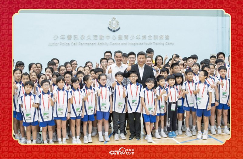 2017年6月30日上午，國(guó)家主席習(xí)近平來(lái)到香港少年警訊永久活動(dòng)中心暨青少年綜合訓(xùn)練營(yíng)考察，看望正在訓(xùn)練的香港青少年。這是習(xí)近平同少年警訊成員合影。