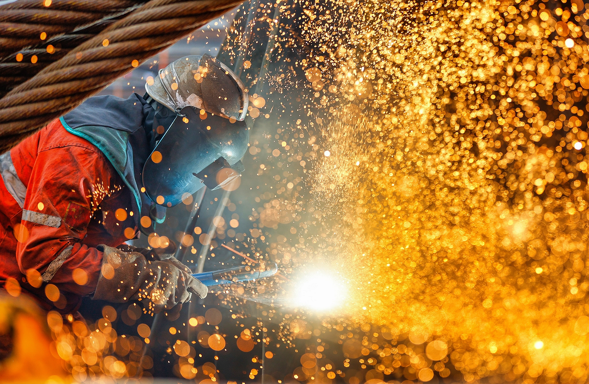 △ 2026年1月29日，在天津市濱海新區(qū)，海上油氣平臺(tái)建設(shè)工人進(jìn)行現(xiàn)場(chǎng)施工。